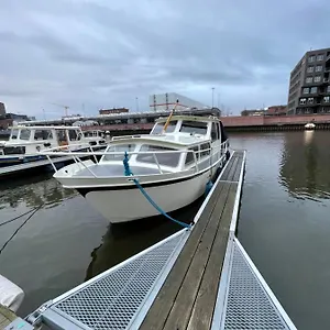 Suesses Motorboot - Ueberseestadt BRE